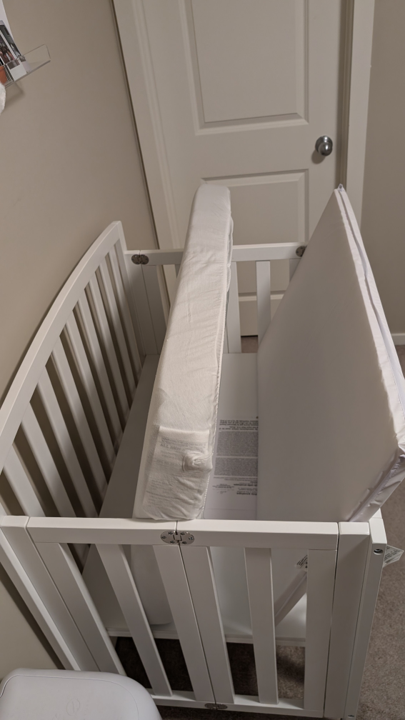 West Coast Kids mini crib in excellent condition. - photo 2