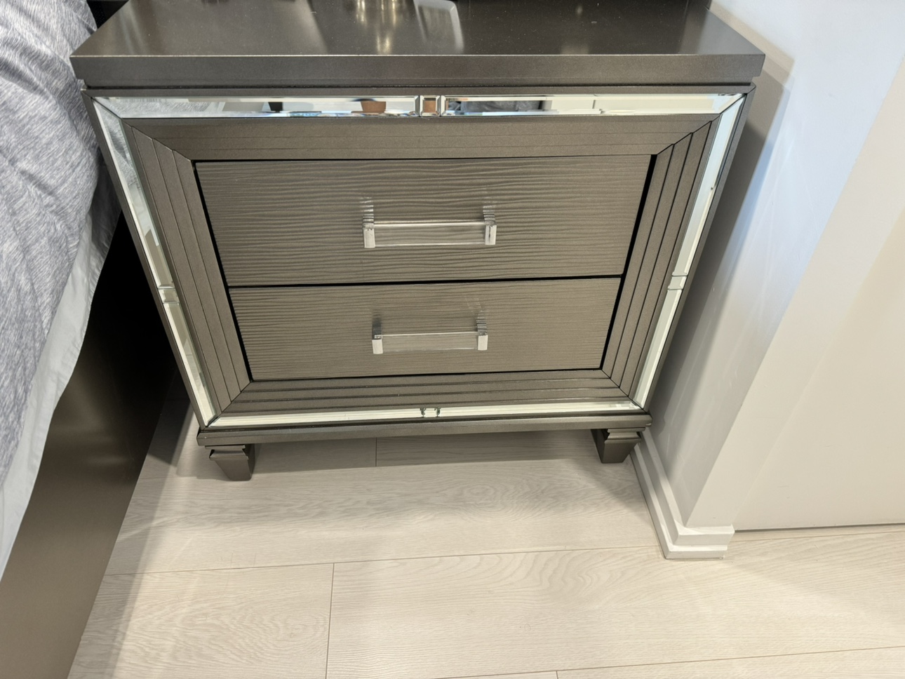 2 grey : mirrored night stands