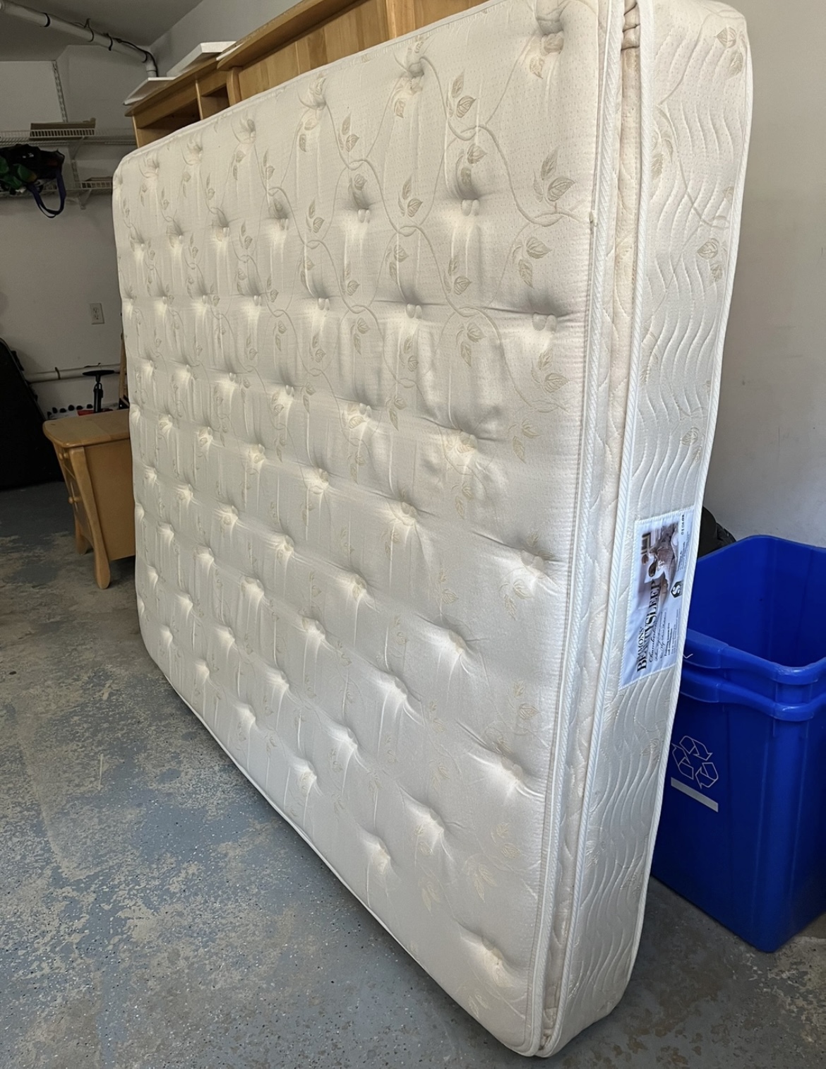 Queen Mattress in excellent conditions thumbnail