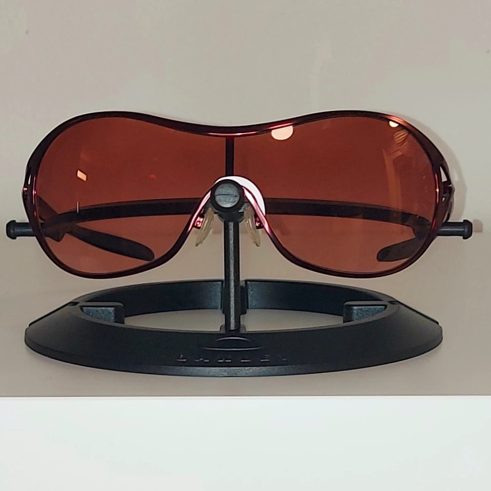 WOMEN'S OAKLEY MATTE BERRY DECEPTION SUNGLASSES thumbnail