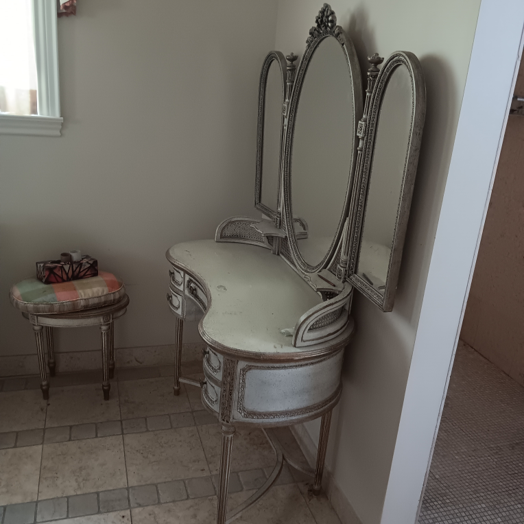 nice makeup table and chair - photo 2