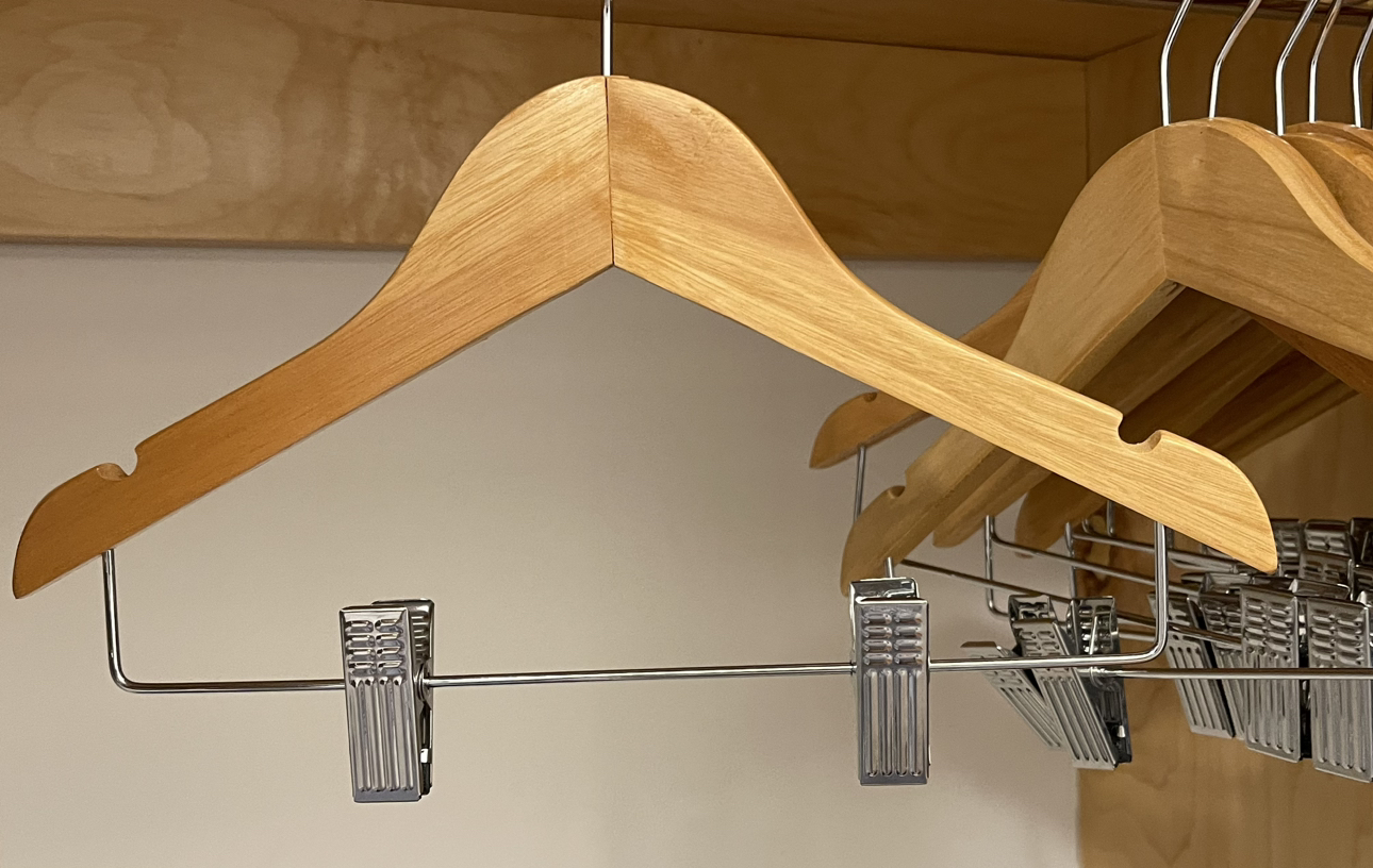 30 KIDS WOOD HANGERS with clips image indicator(4)