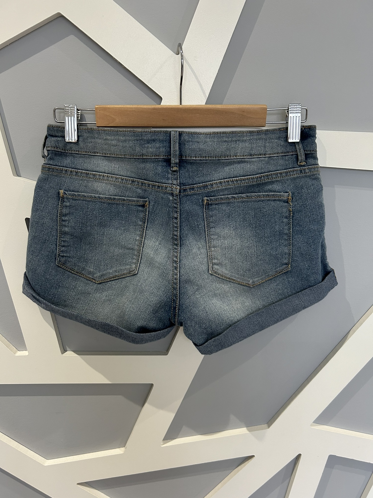 Women’s Shorts image indicator(2)