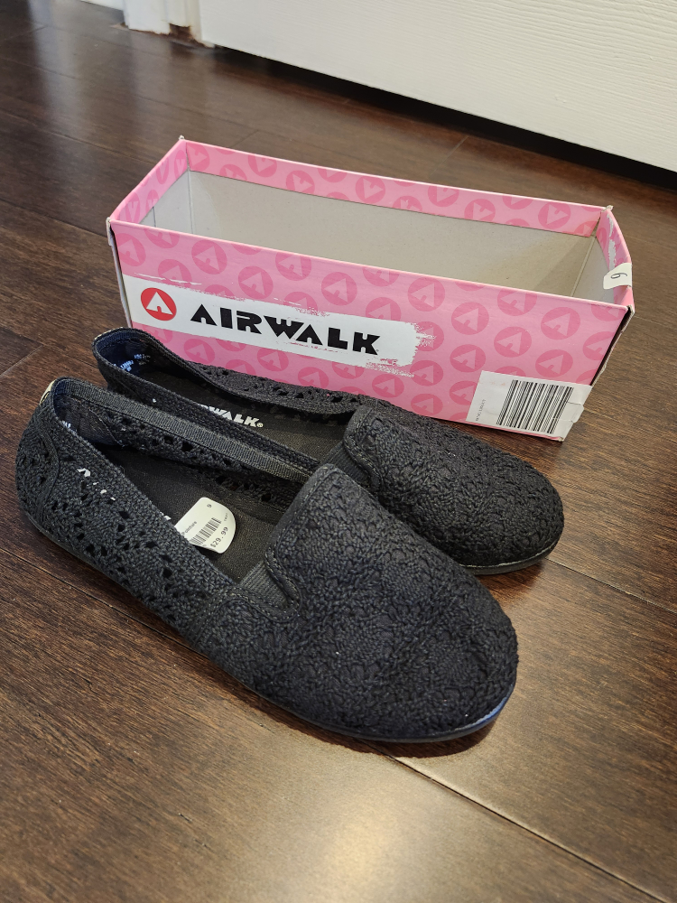 NEW Airwalk Flats - Size 9