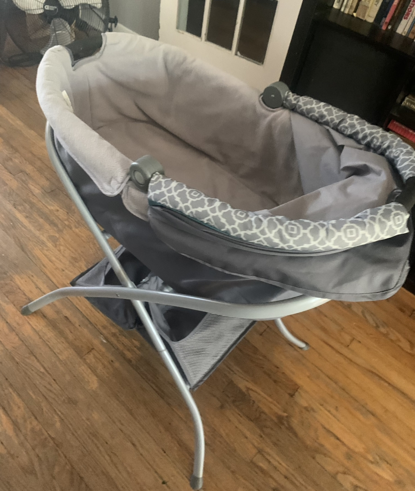Baby bassinet with stand - photo 2