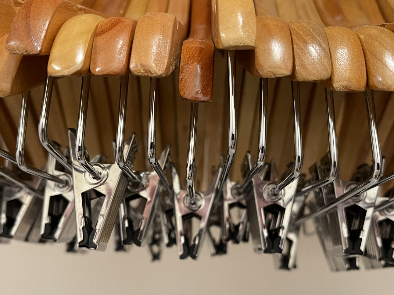 30 KIDS WOOD HANGERS with clips image indicator(3)