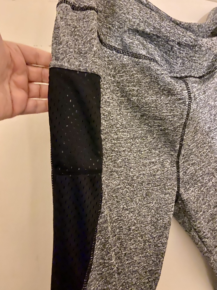 🆕Women’s plus grey leggings with pockets size 3X image indicator(7)