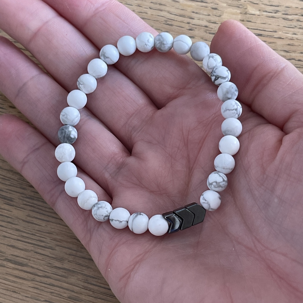 Howlite & Hematite arrow bracelet - The lucky few image indicator(2)