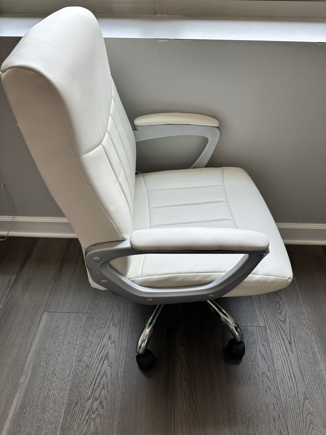 White Desk chair - photo 2