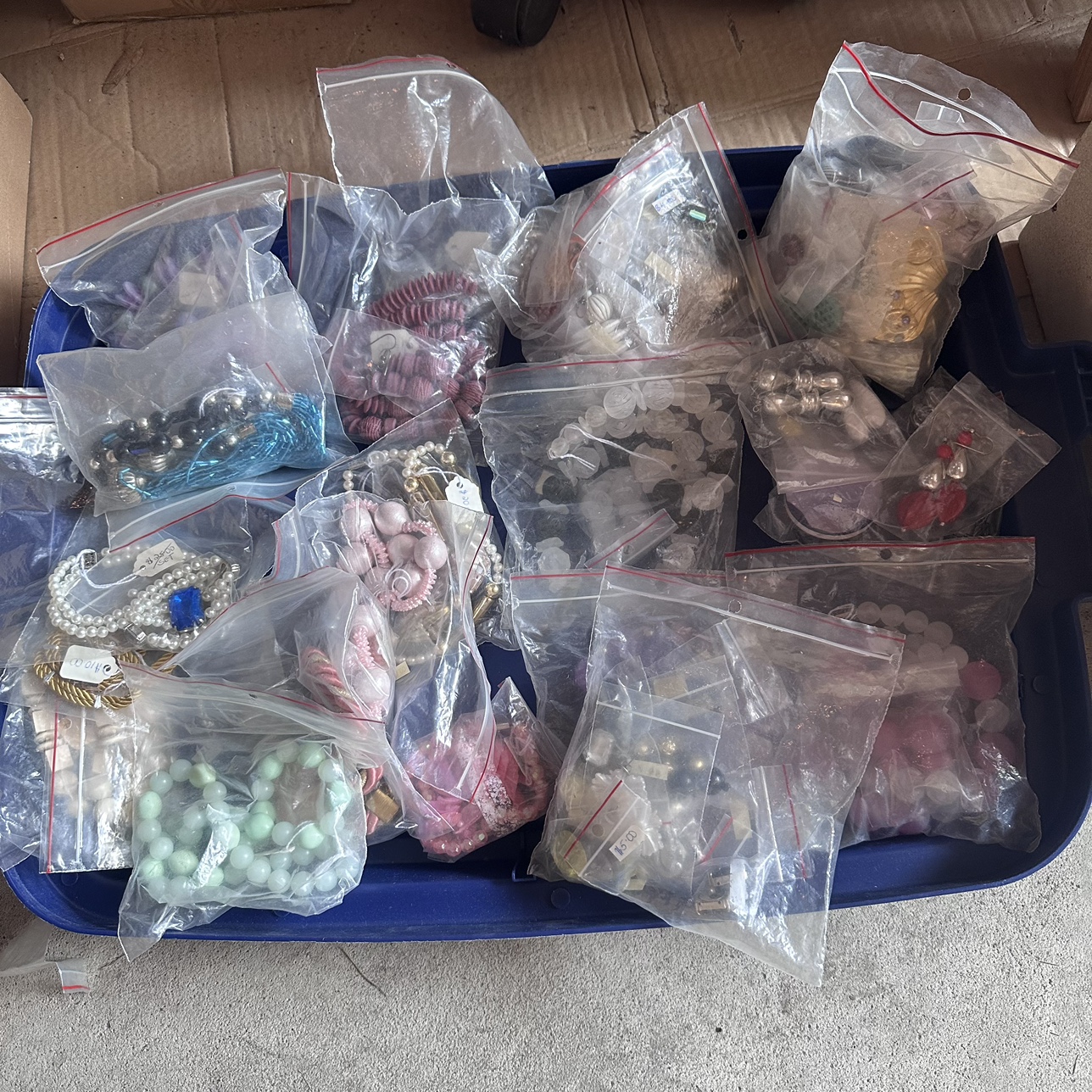 Vintage Beads/Jewellery-NEW image indicator(3)