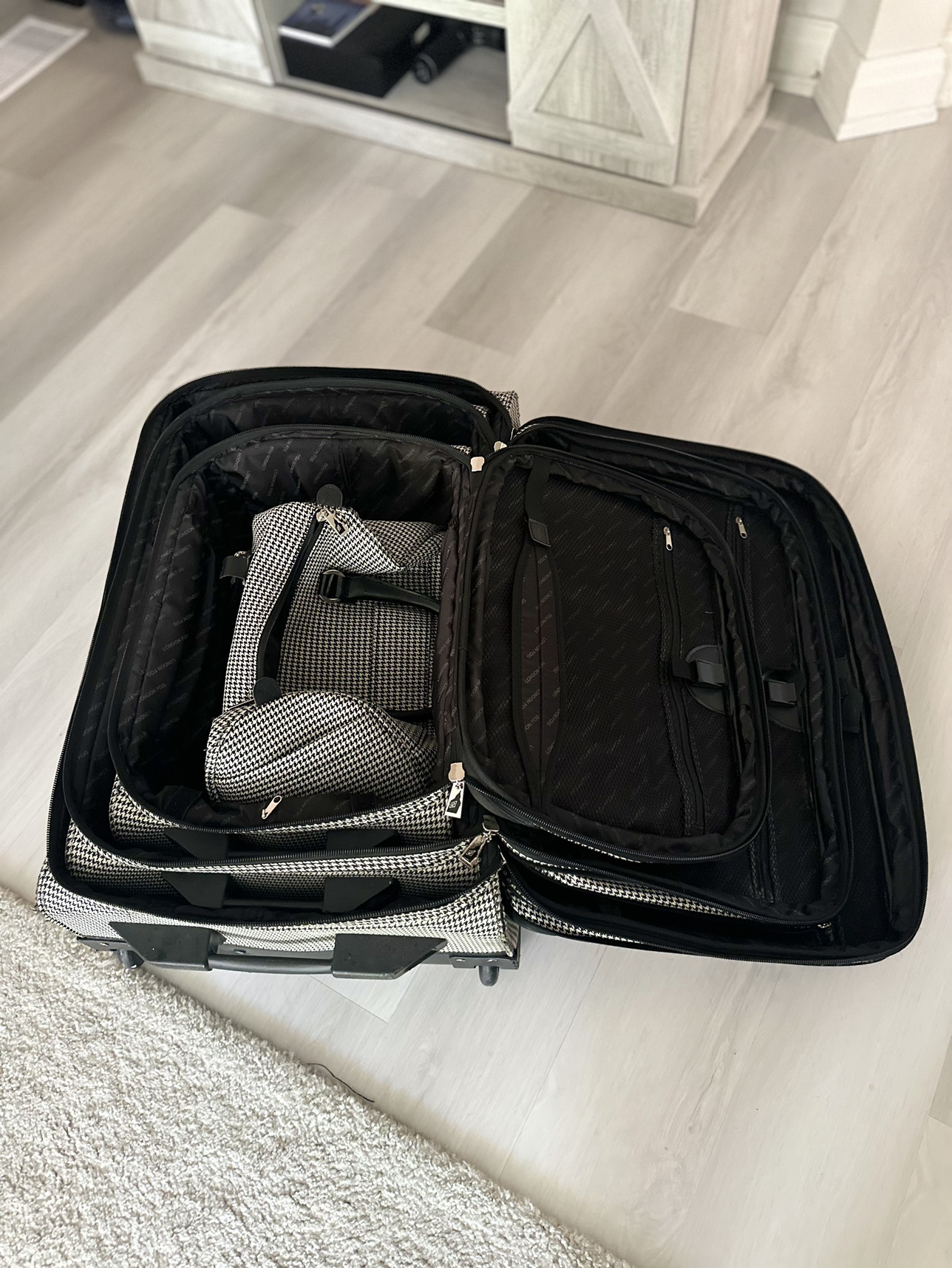 Set of 3 London Fog  Luggage image indicator(2)