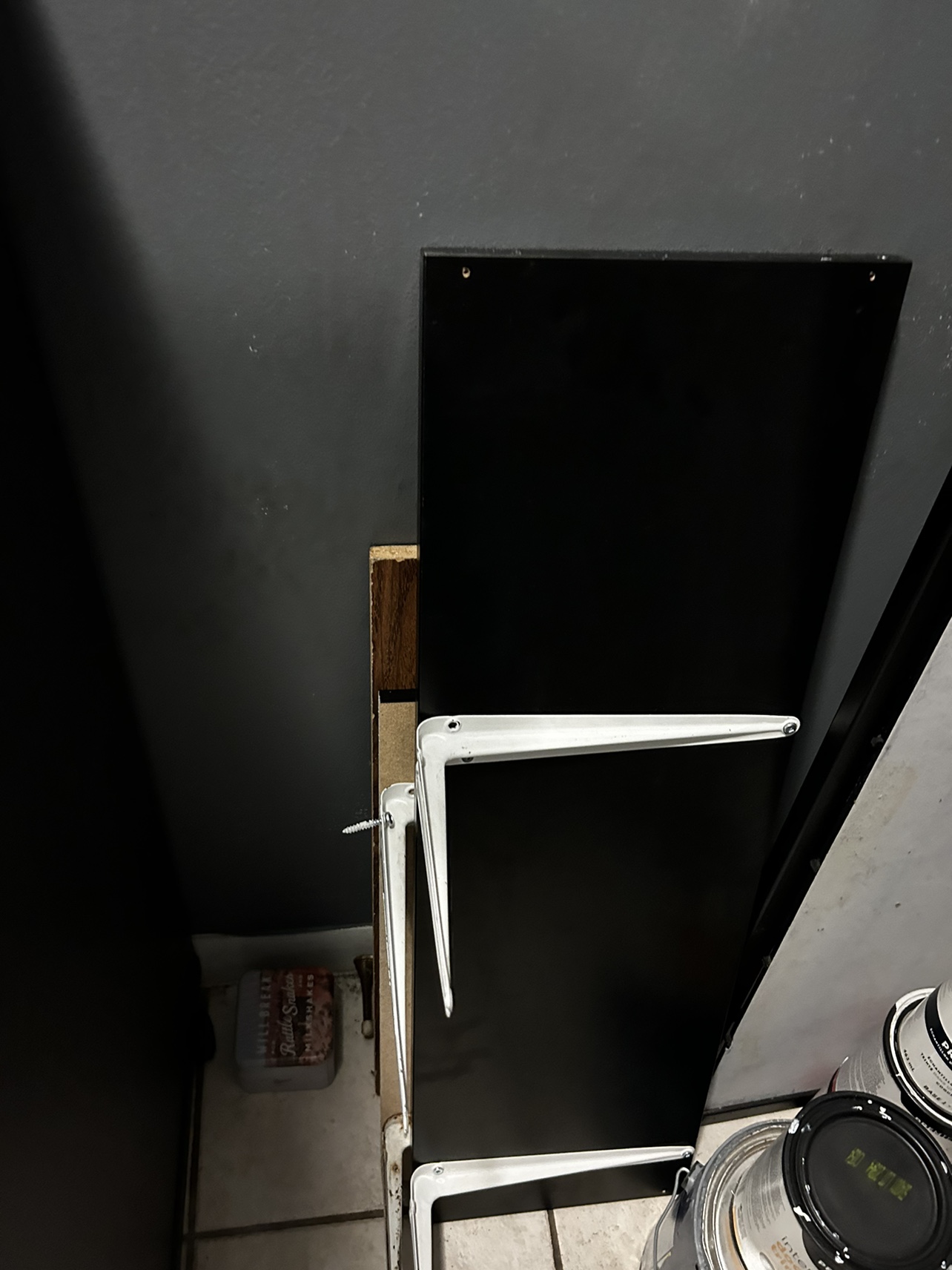 Free random floating shelves with brackets