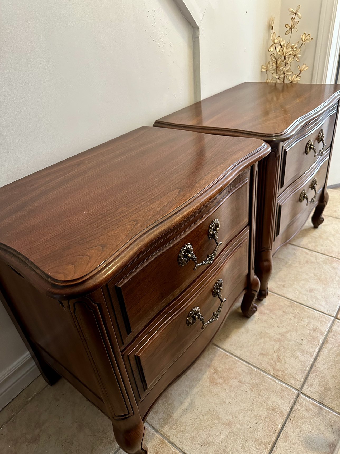 Set of 2 Solid Wood French Provincial Night Stands w/Dovetails thumbnail