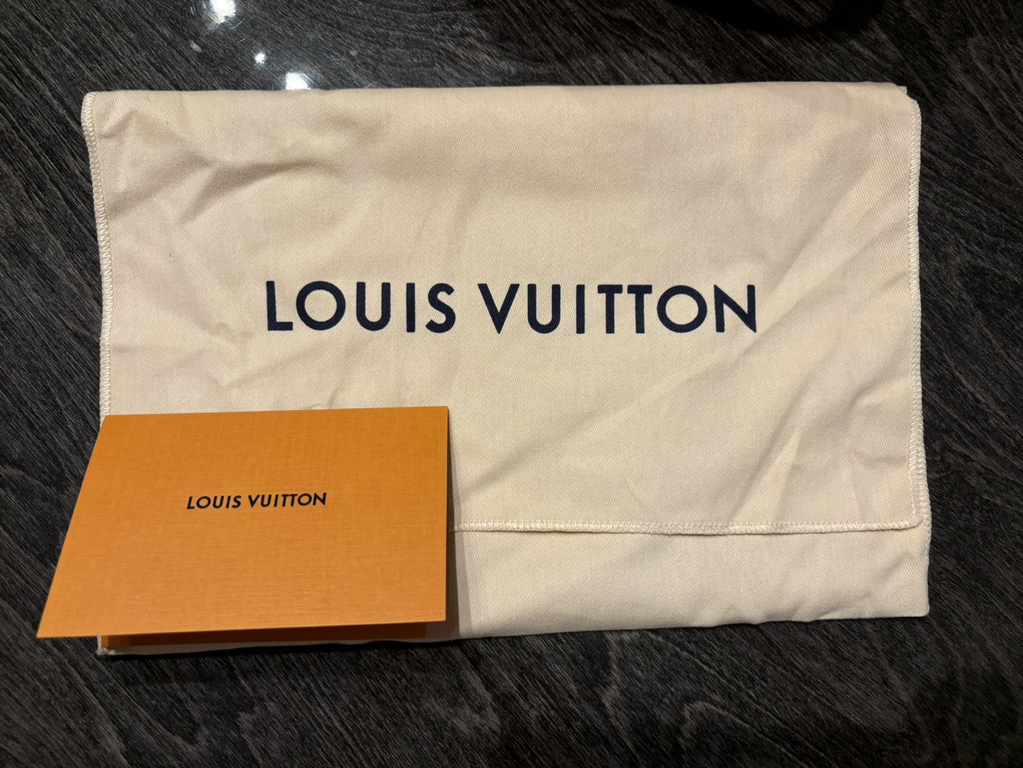 LV dust bag, shopping bag plus samples image indicator(3)