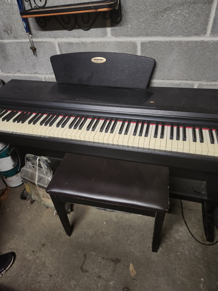 Black piano with stool. Good condition. - photo 3