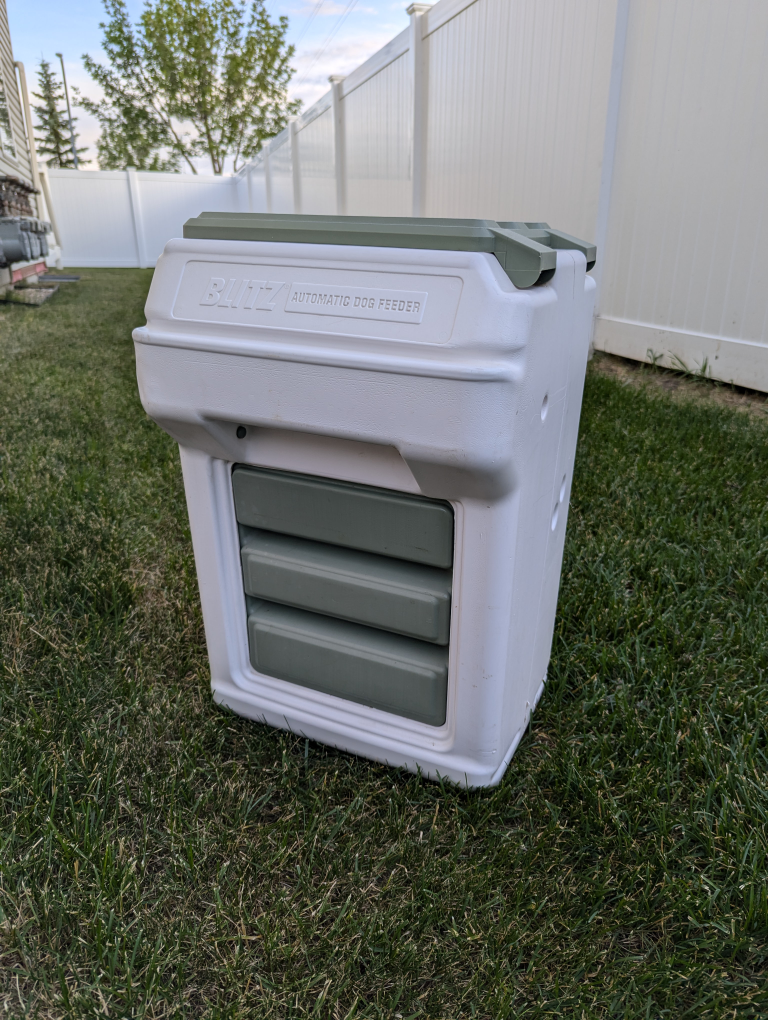 READ AD - USED large outdoor dog feeder. REG $128US Holds 25lbs thumbnail