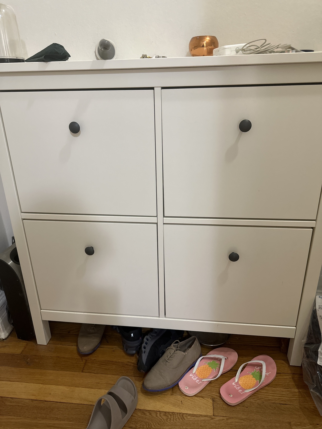 Shoe cabinet