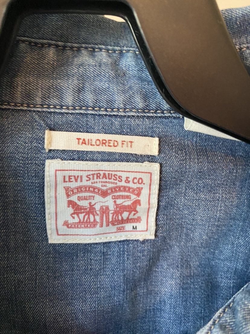 Ladies Levi’s denim shirt - sz med - photo 3