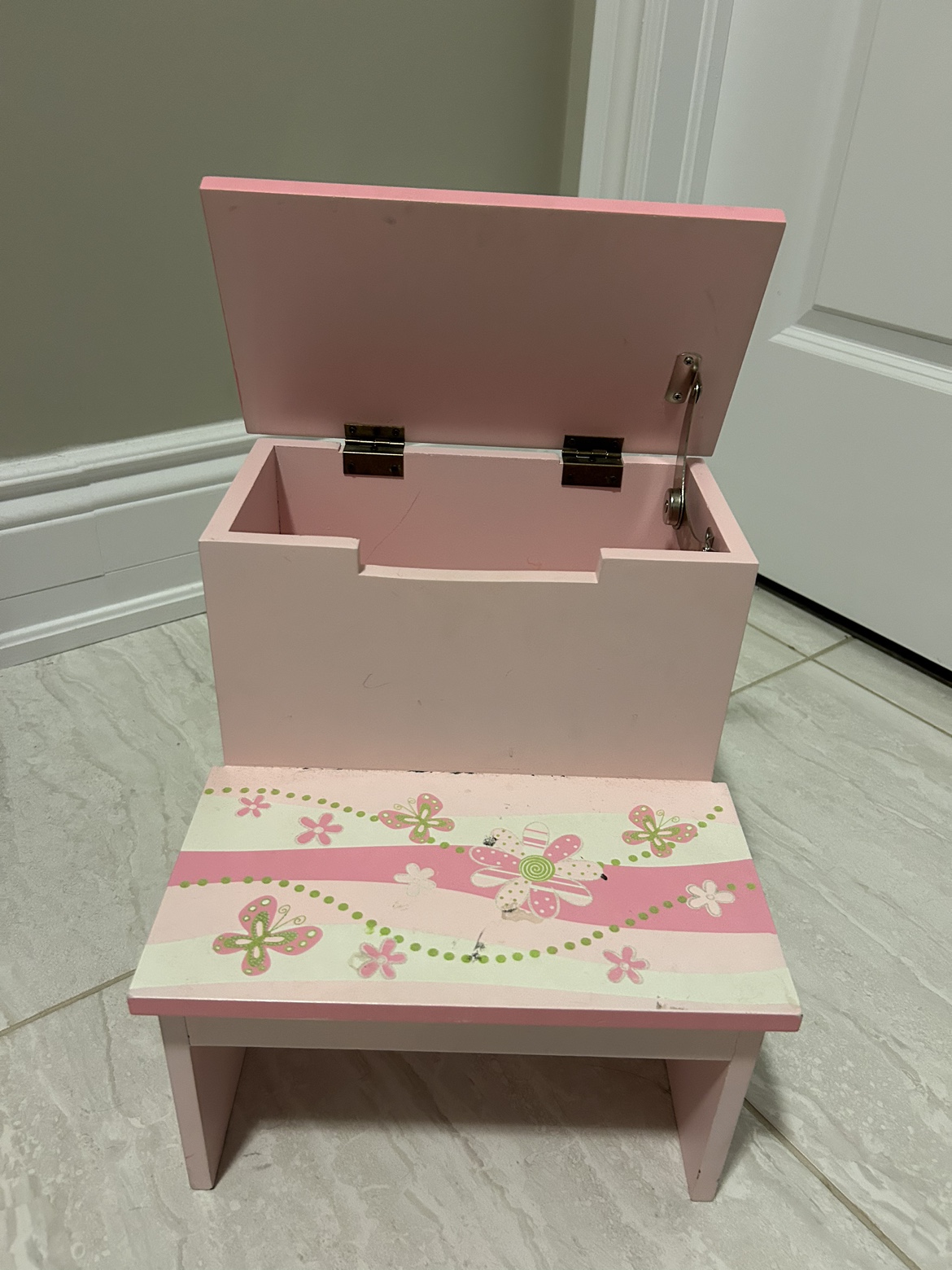 Butterfly step stool