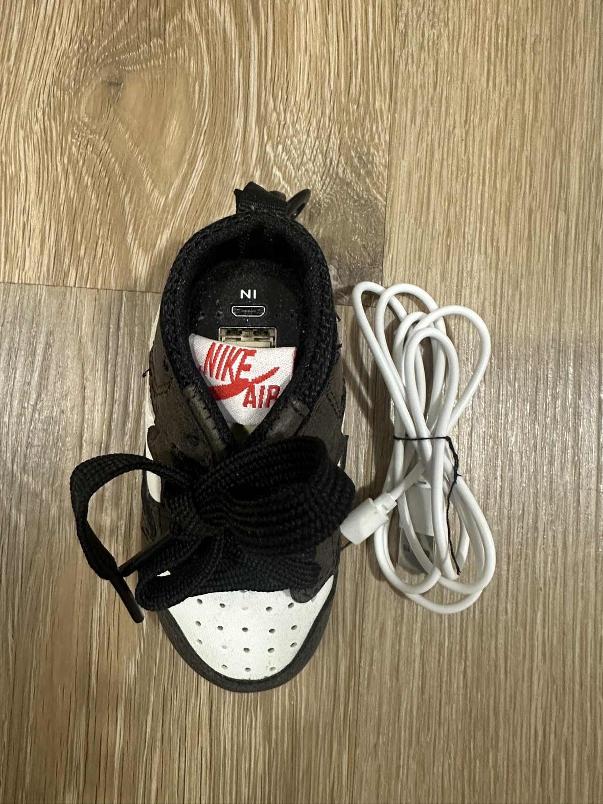 Air Jordan 1 Travis Scott Portable Charger - Excellent Condition - photo 3