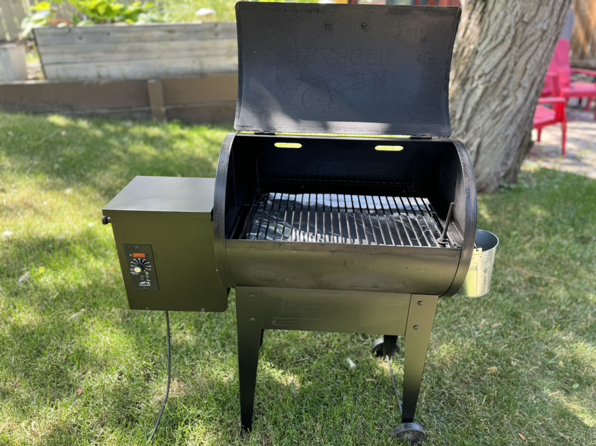 Traeger Tailgater Grill Smoker w/ cover and insulated  blanket - photo 3