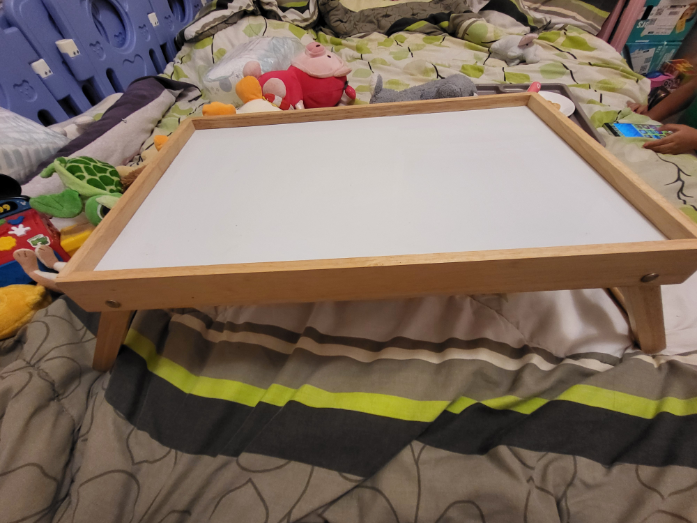 Foldable tray table