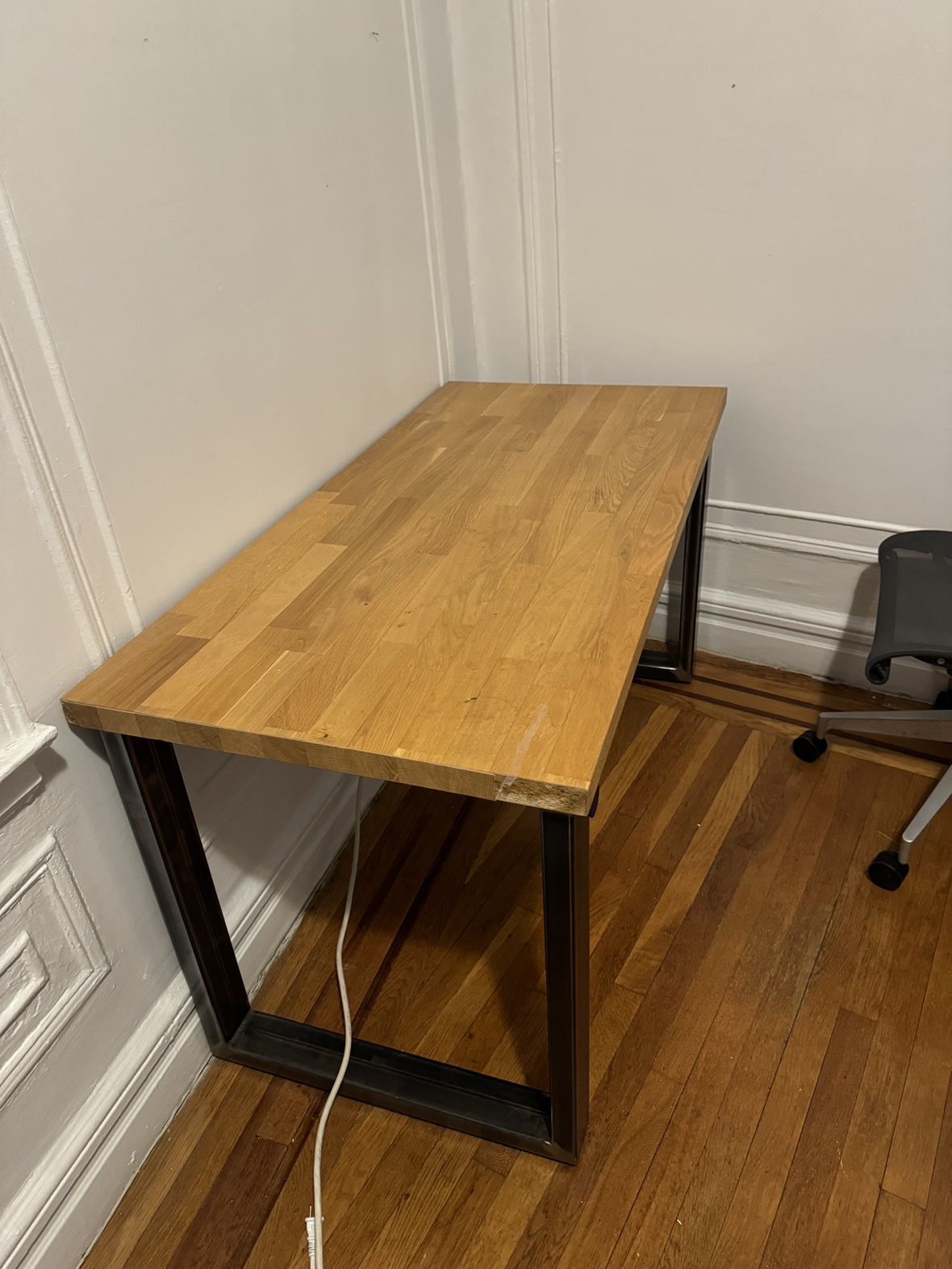 Desk - photo 2