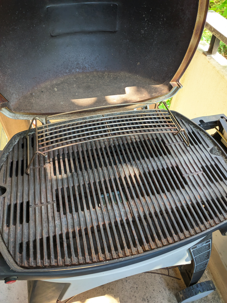 Reduced Large Weber BBQ 320 with Stand, Cover & Tank - photo 5