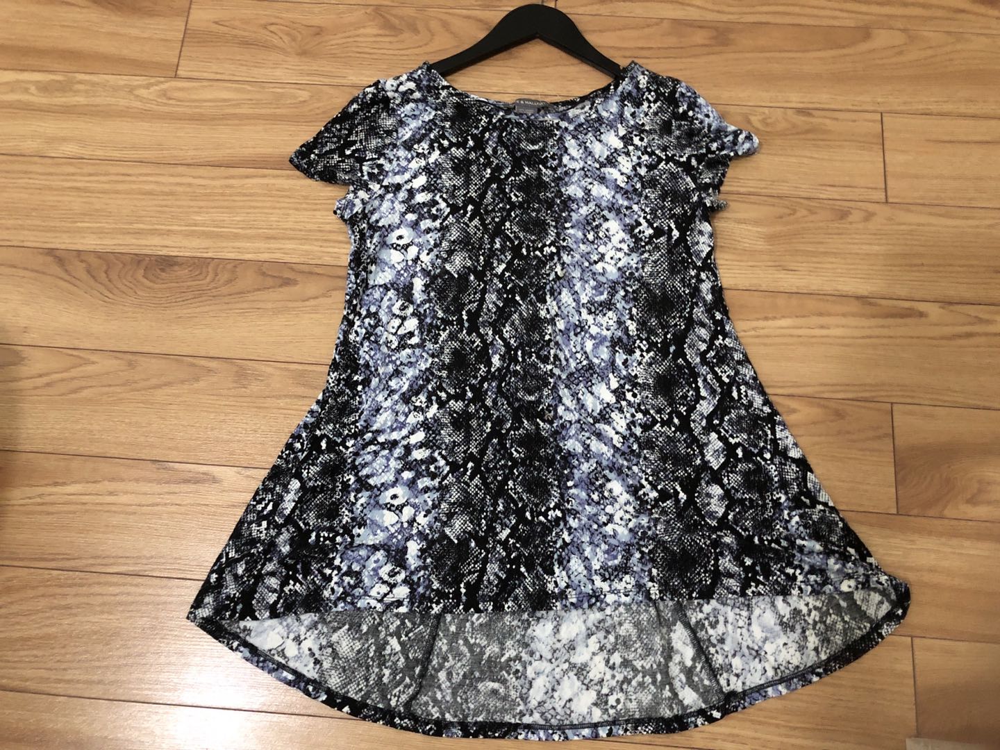 Top/blouse: Low front, long back animal print image indicator(5)