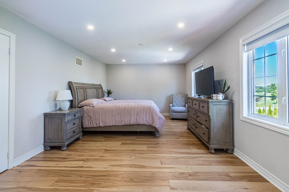 King size bed ,mattress and chest - photo 2