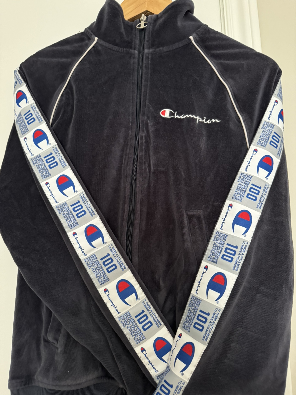 Champion jacket image indicator(2)