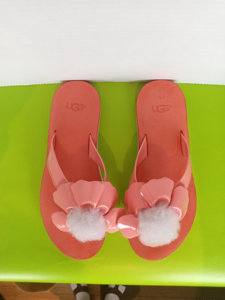 UGG sandals Size 7 image indicator(2)