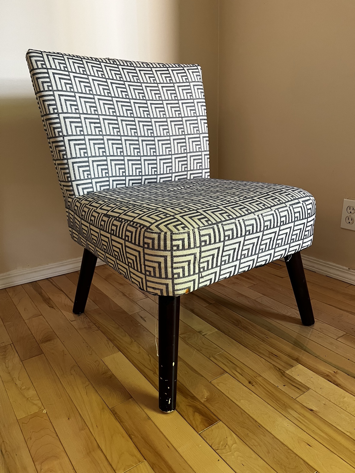 Blue and white upholstered chair - photo 2