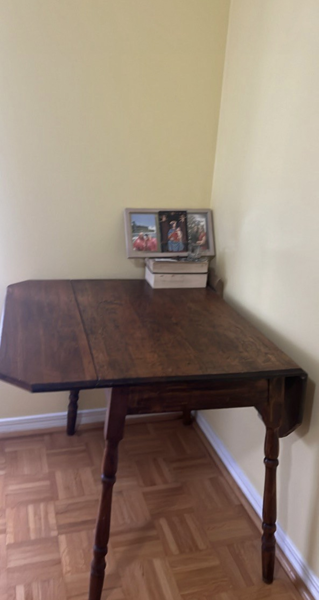 Expandable Wooden Table
