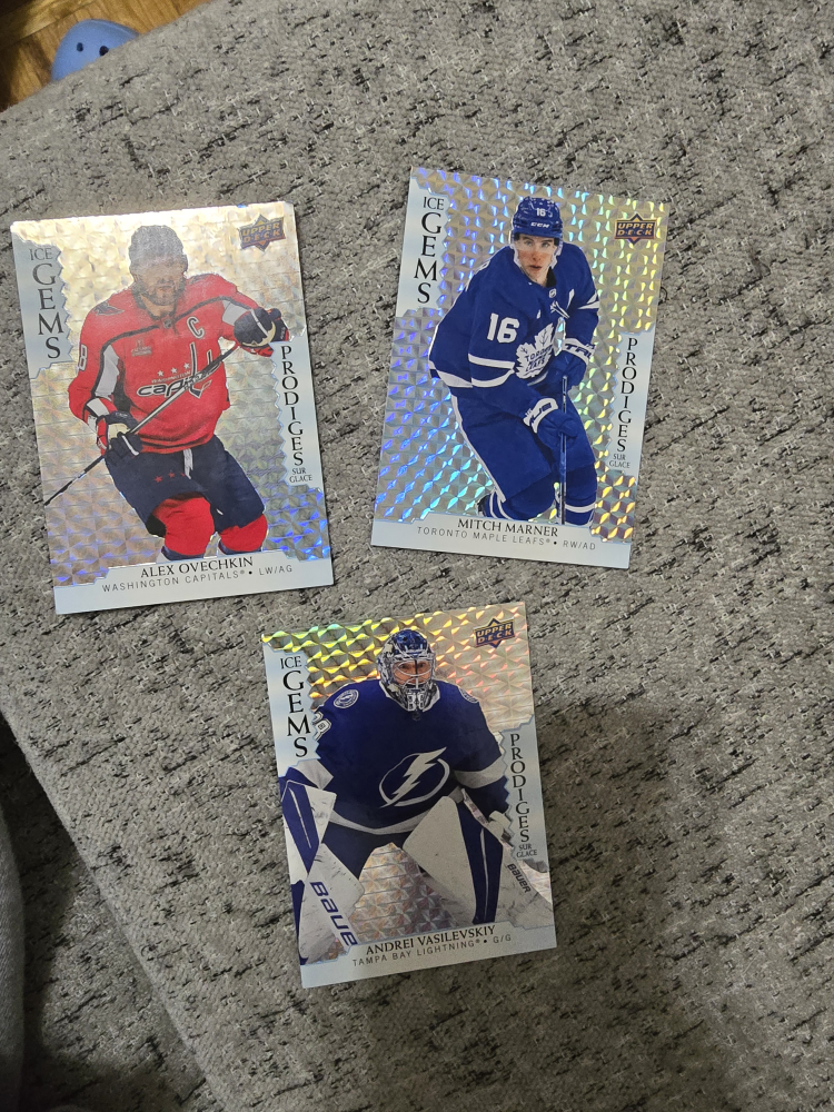 hockey cards thumbnail