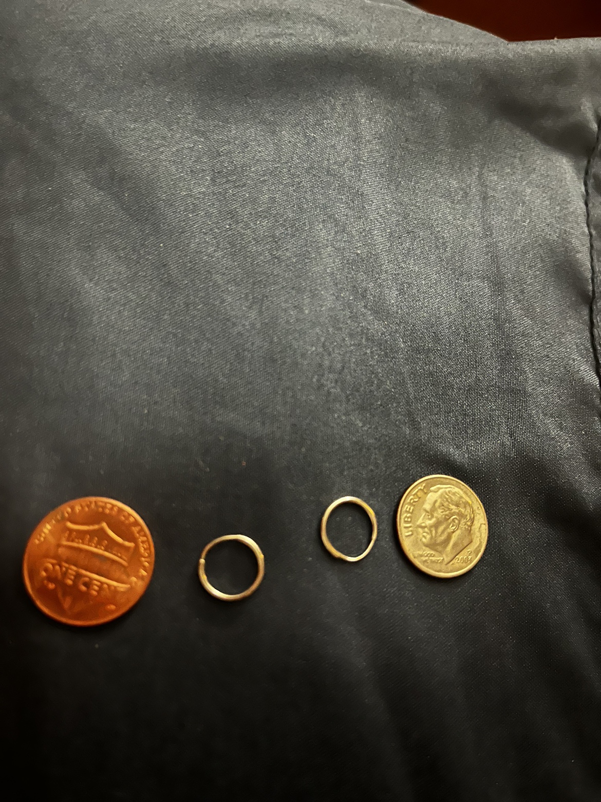 BN 14kt WHITE GOLD HOOP EARRINGS image indicator(2)