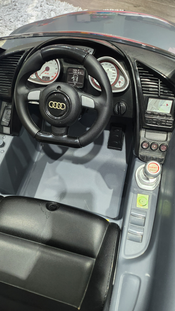 Kid Trax Ride-on Audi R8 GT Spyder Car image indicator(3)