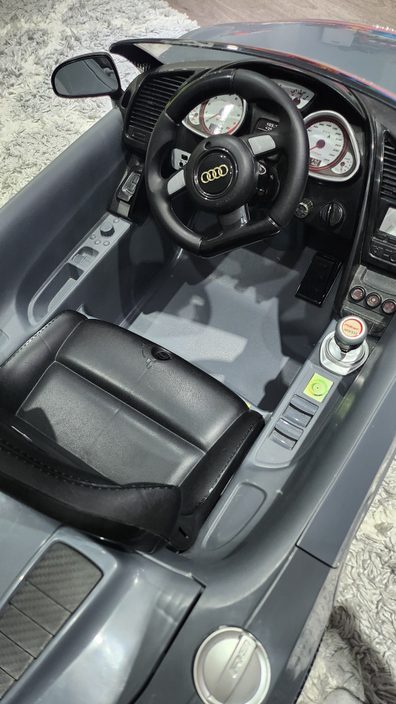 Kid Trax Ride-on Audi R8 GT Spyder Car image indicator(5)