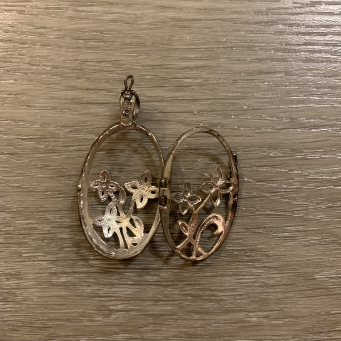 Necklace with interchangeably locket stones (black and green) image indicator(4)