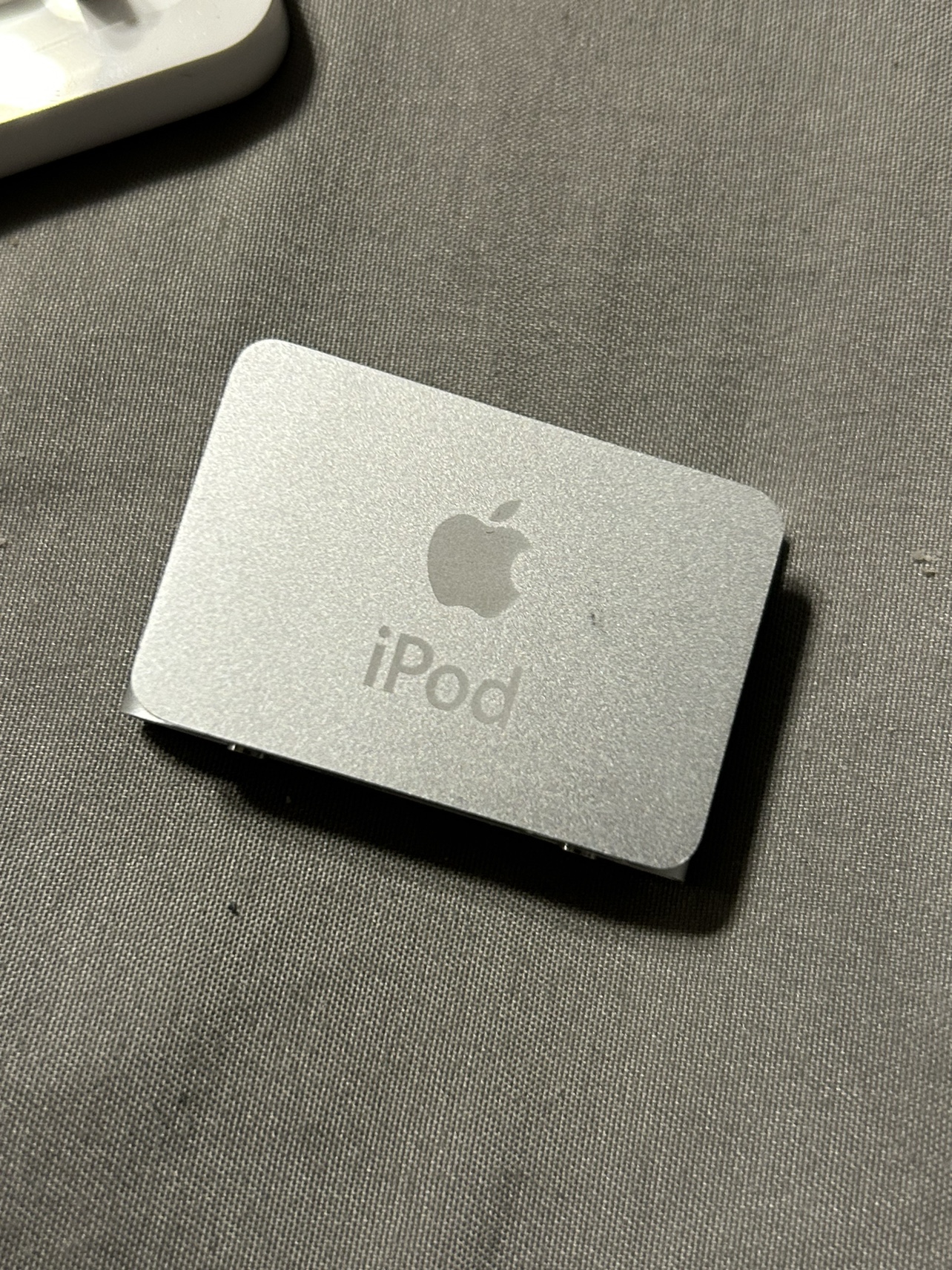 Apple iPod 1GB Shuffle 2nd Generation A1204. Silver image indicator(4)