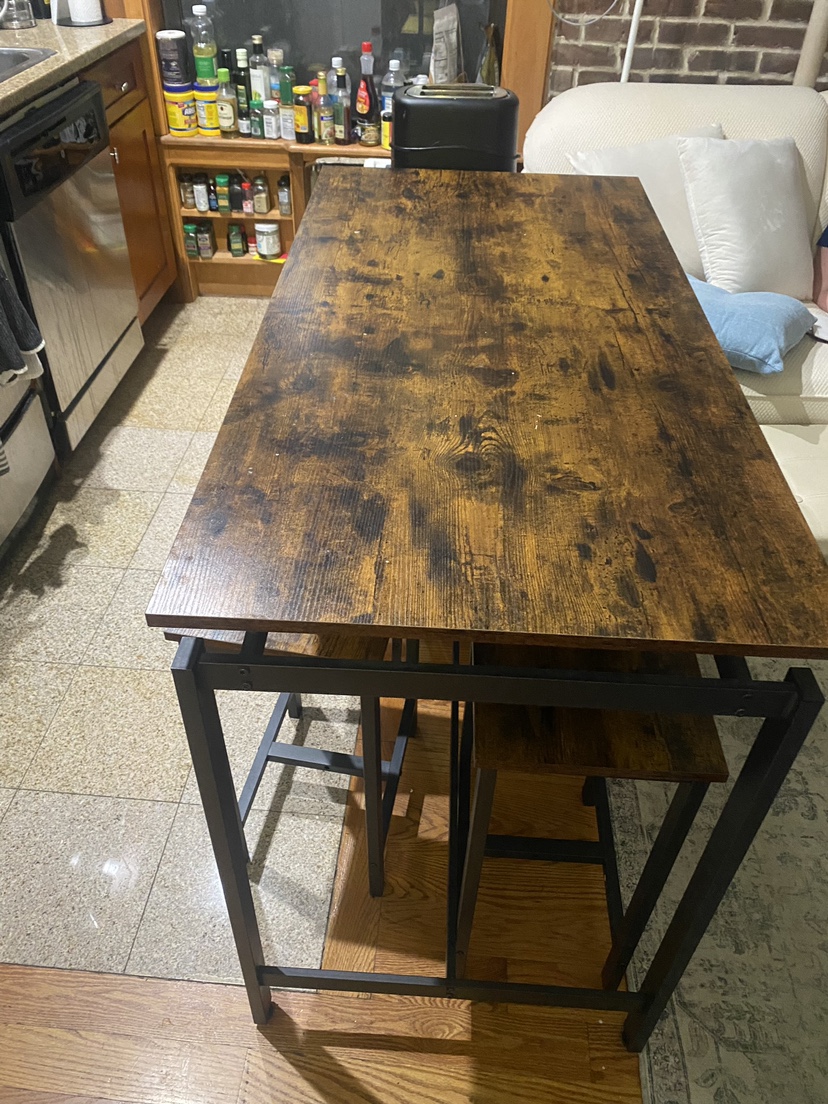 Kitchen table with 4 stools