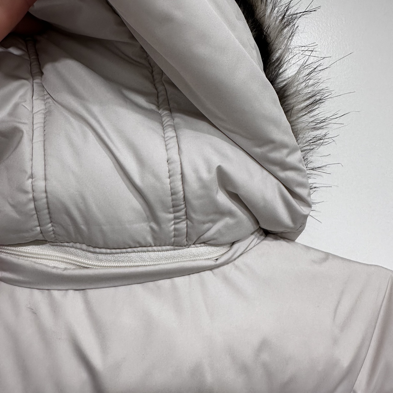 Laura white winter jacket image indicator(4)