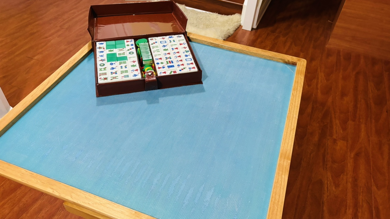 Mahjong set and table