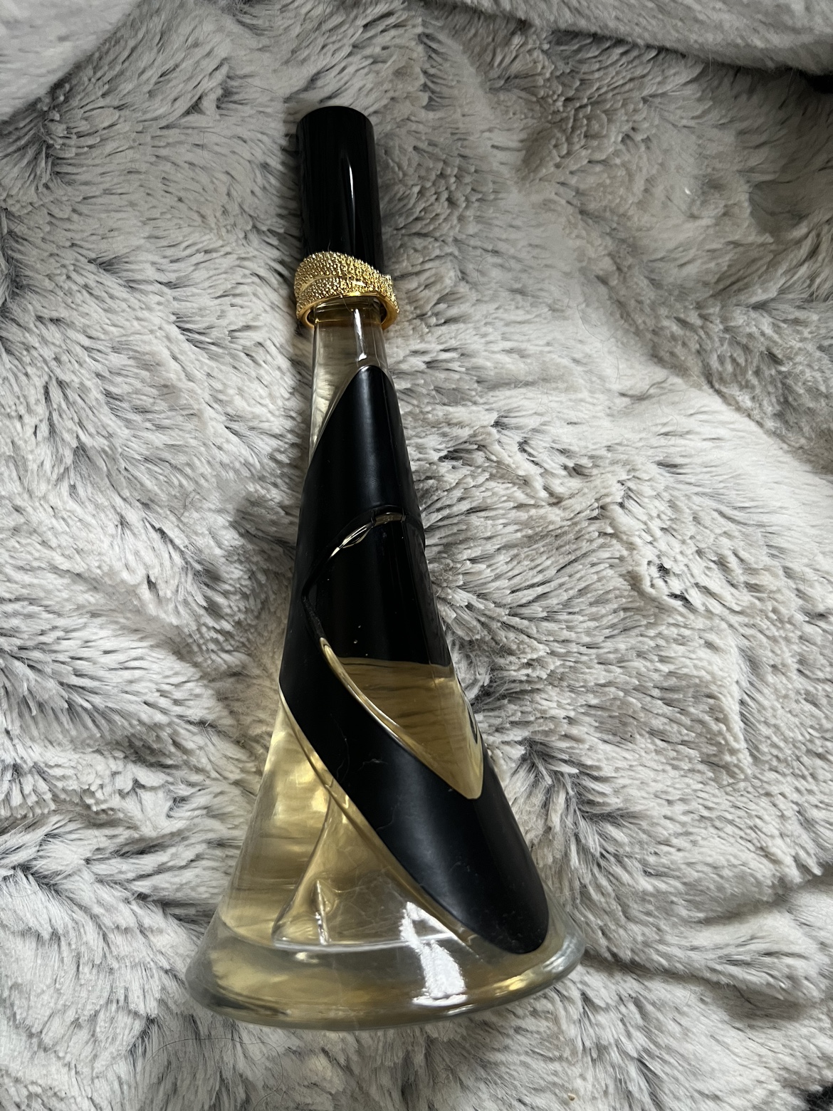 Rihanna Reb’l Fleur perfume
