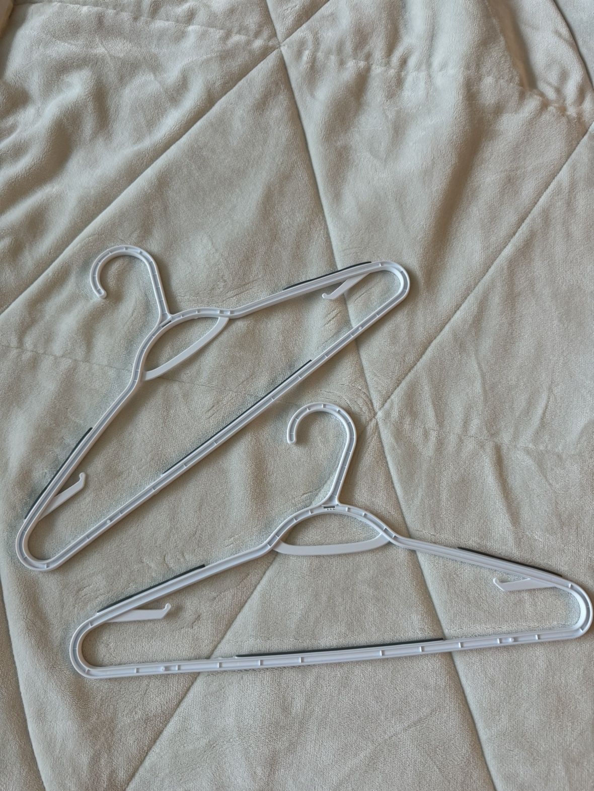Clothes hangers (1-90 hangers)