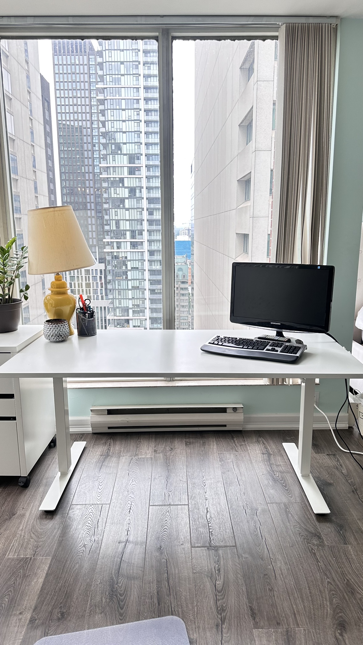 White Large Sit / Standing Desk (Manually Adjustable)