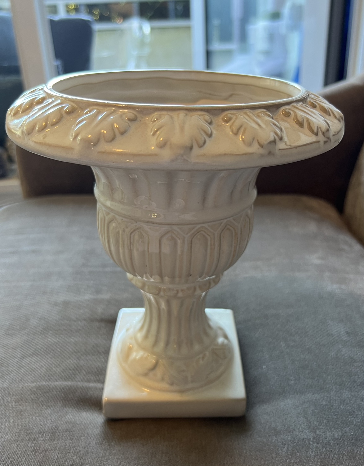 🎉 Elegant Cream Coloured Ceramic Urn thumbnail
