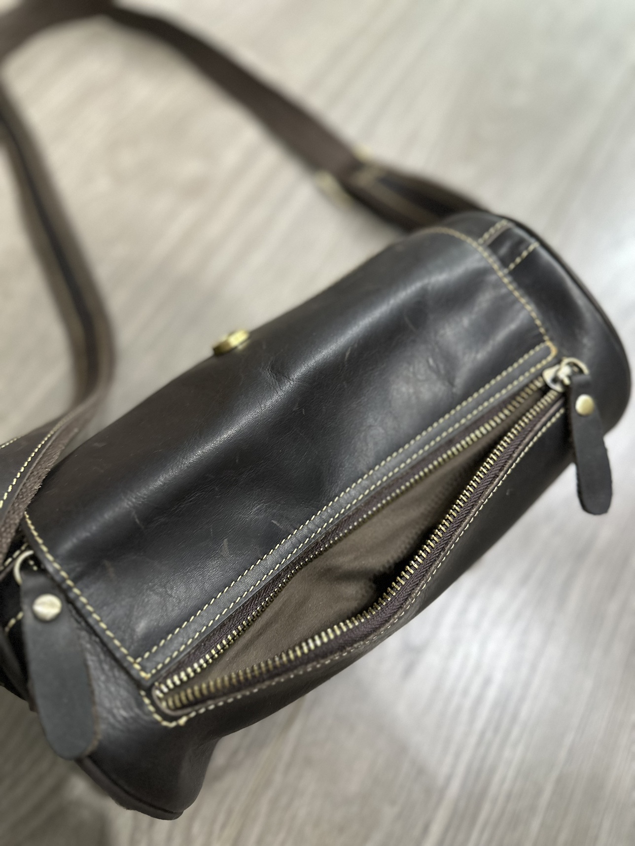 Leather crossbody bag image indicator(4)