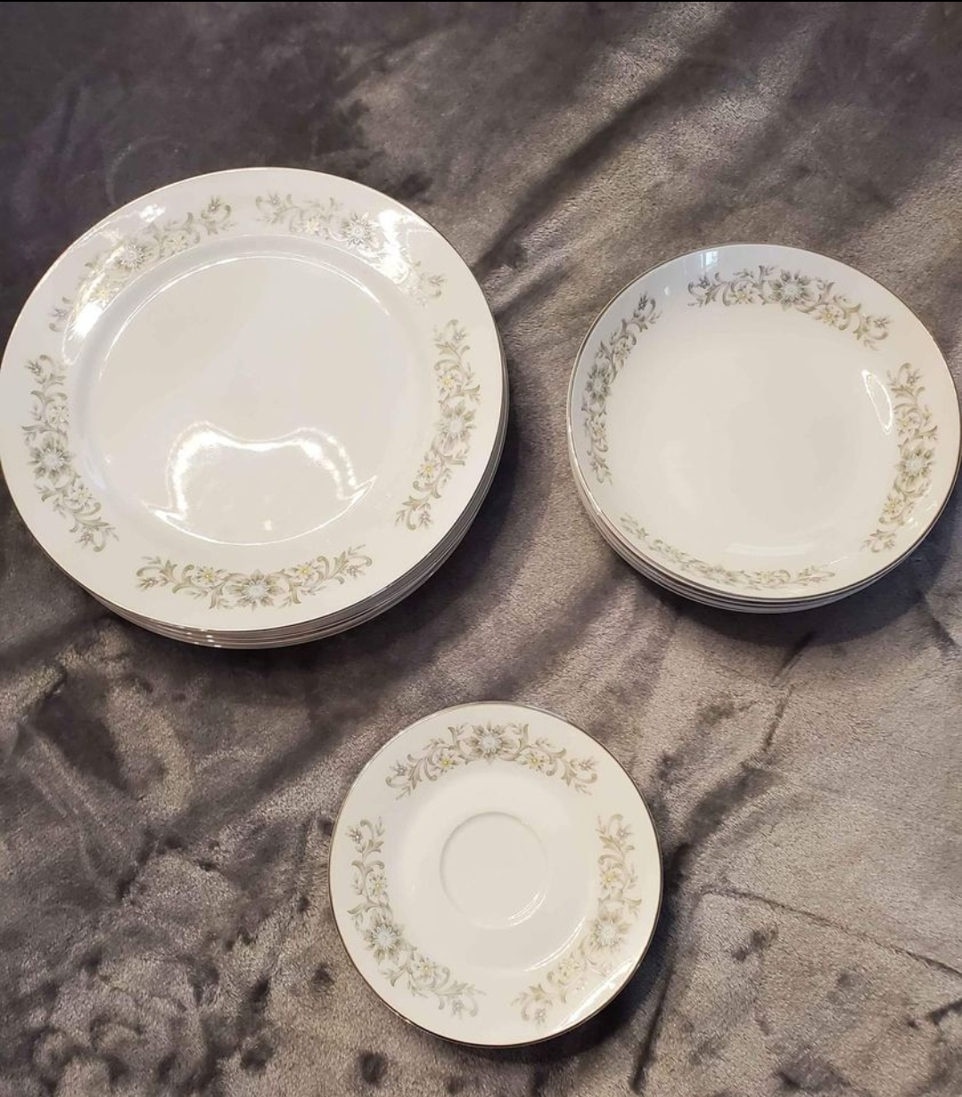 Premiere fine China Bluegrass pattern 1960s,12 piece Dishes