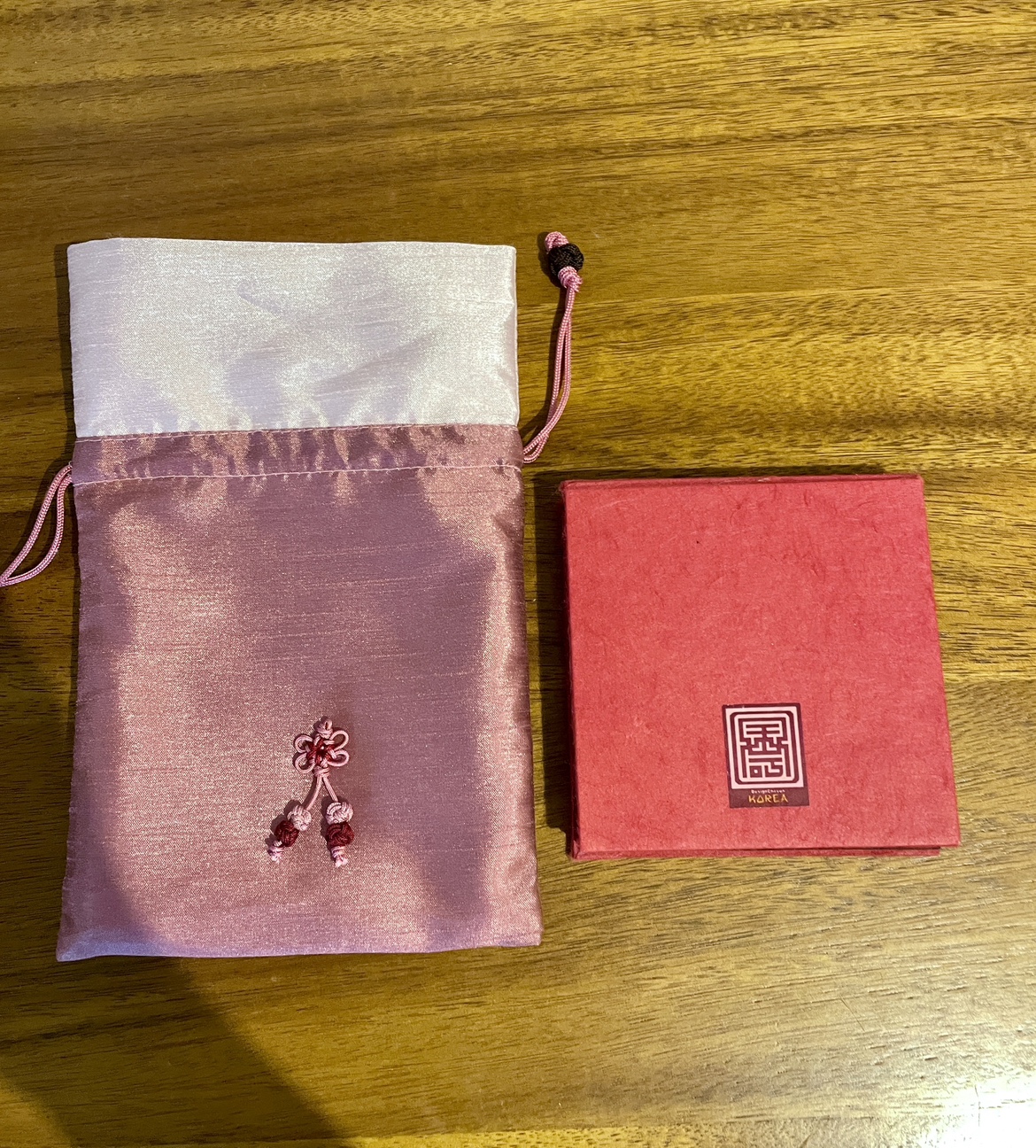 Pocket mirror with gift box and pouch image indicator(2)